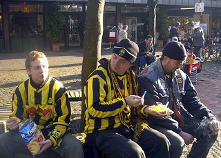 Frühstückende BVB-Fans in Wolfsburg